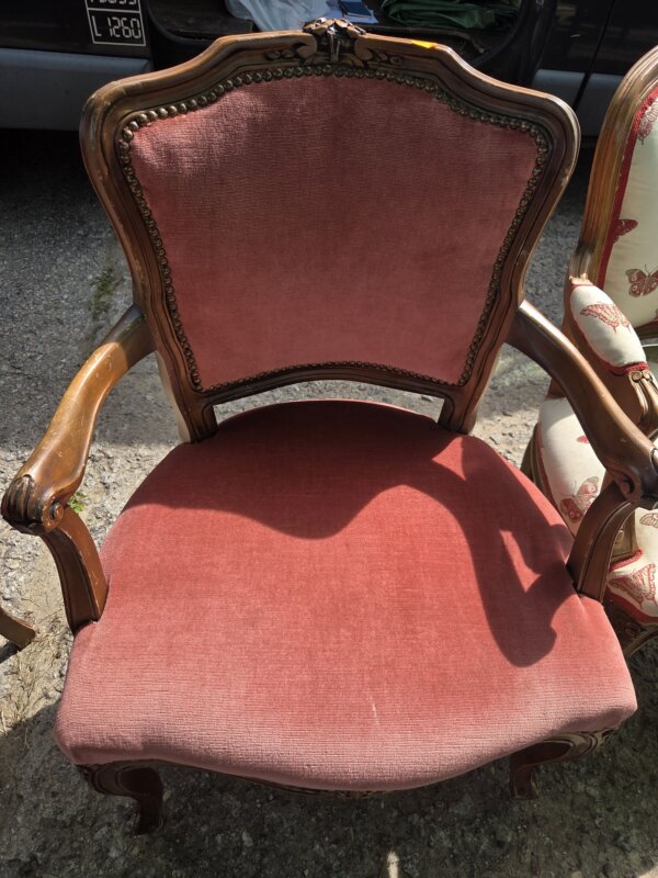 Helepunane tugitool Hind 80 EUR